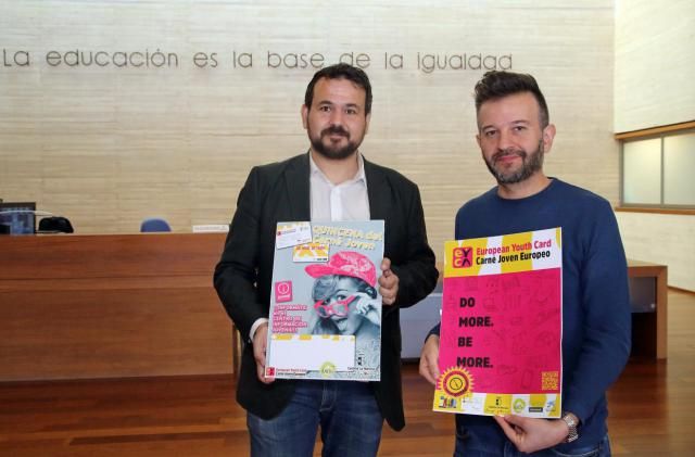 El director general de Juventud y Deportes, Juan Ramón Amores, junto al presidente de la Asociación Regional de Informadores y Dinamizadores Juveniles, José Luis Cano, durante la presentación de la quincena del Carnet Joven en Castilla-La Mancha