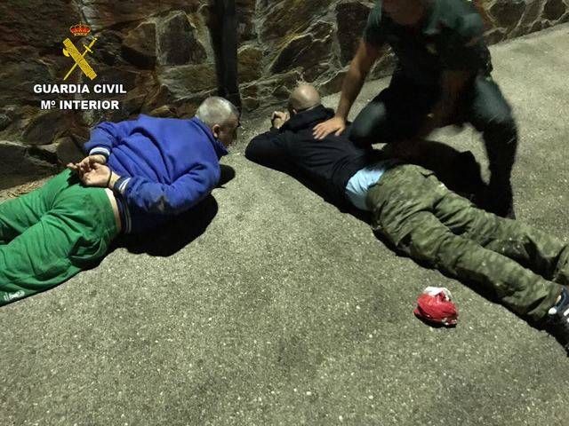 Momento de la detención de los dos hombre por la  Guardia Civil de Guadalajara