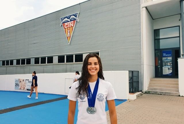 Berta de los Muros, con las dos medallas de plata conseguidas