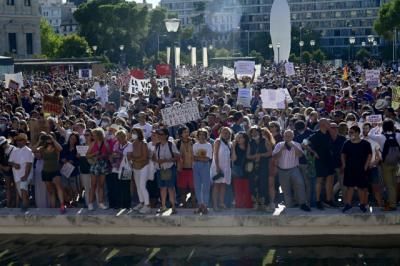 ÚLTIMA HORA | Los anti-mascarillas se manifiestan en la Plaza de Colón