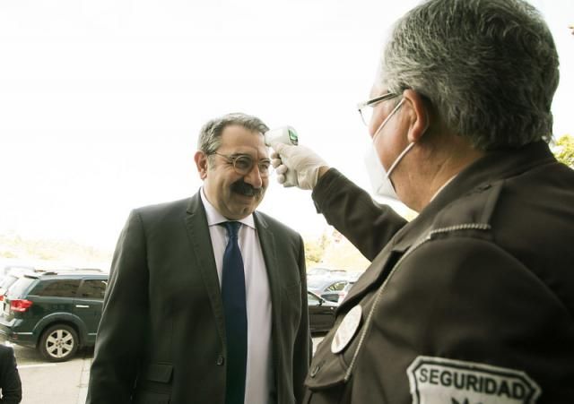 El consejero antes de entra en el pleno