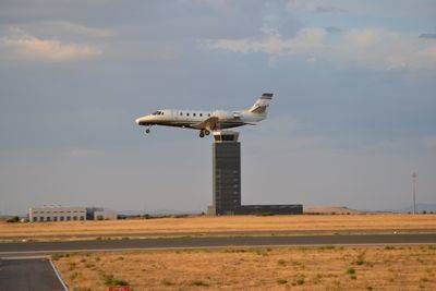 Tras cinco años de inactividad, un avión sobrevoló el Aeropuerto de Ciudad Real