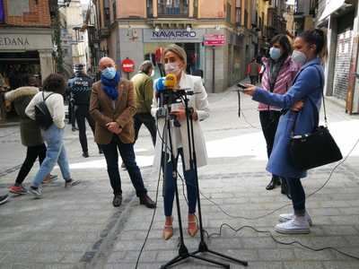 TOLEDO | Milagros Tolón visita la calle Comercio y avanza que las obras se retomarán el martes hasta la plaza del Solarejo