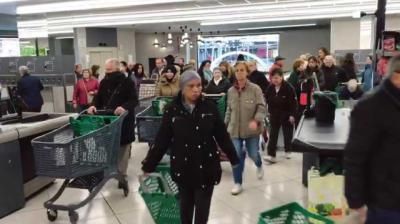 VIDEOS | Largas colas y lineales vacíos en los supermercados de Madrid por el coronavirus