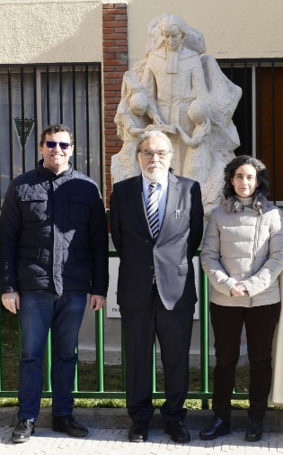 El colegio 'Maristas' inaugura una estatua en honor a San Marcelino Champagnat