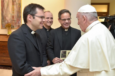 Javier Pueyo recibe la felicitación de manos del Papa Francisco