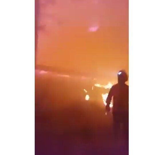 VÍDEO | Los bomberos se juegan la vida para extinguir el incendio de Gran Canaria