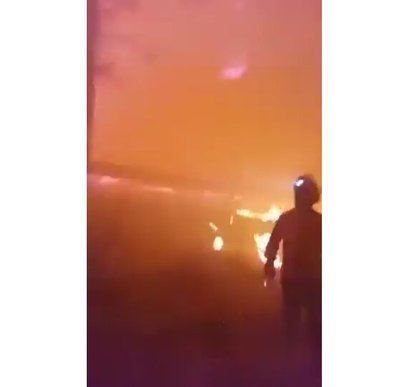 VÍDEO | Los bomberos se juegan la vida para extinguir el incendio de Gran Canaria