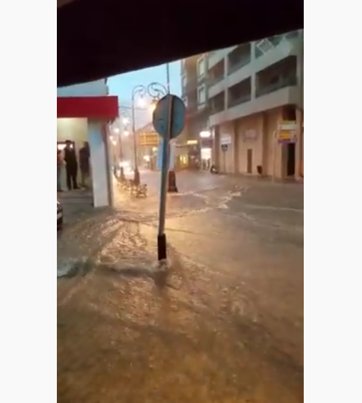 Calles anegadas en Arenas de San Pedro por una tromba de agua