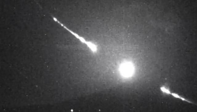 Una roca procedente de un cometa impacta contra la atmósfera generando una impresionante bola de fuego