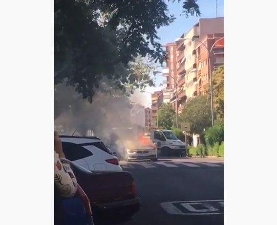 VÍDEO| Arde un coche en la Avenida Pío XII de Talavera