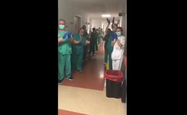 VÍDEO | Una trabajadora del Hospital de Talavera gana la batalla al Covid-19