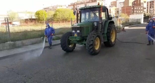 TALAVERA | Agricultores y ganaderos ayudan en la desinfección de la ciudad