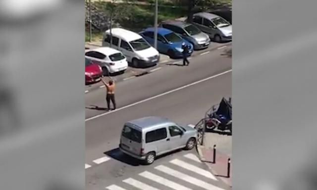 VÍDEO | Un hombre con dos catanas siembra el pánico en Madrid