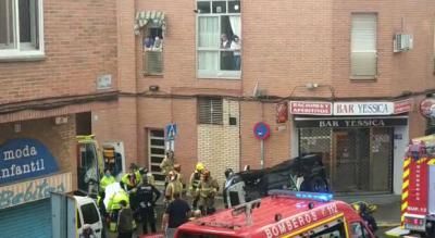 VÍDEO | Bomberos de Talavera ayudan a salir a un hombre de un coche volcado tras un accidente