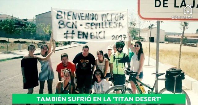 Víctor a su llegada en bici a Sevilleja de la Jara desde Barcelona