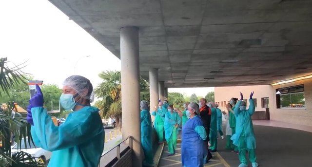 Trabajadores del Hsopital de Talavera recibiendo el apluso de los Bomberos 