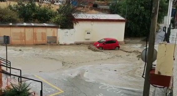 VÍDEO | Una fuerte riada arrastra coches en Cebolla