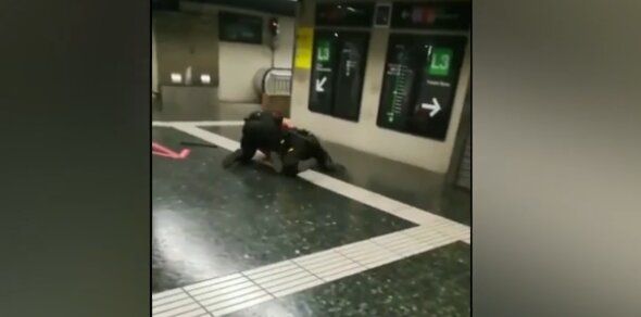 VÍDEO | Dos vigilantes, a puñetazos en el Metro de Barcelona