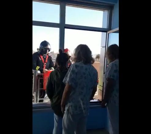 VÍDEO | La ilusión llega subida a una grúa: los bomberos visitan a los niños ingresados en el Hospital de Talavera