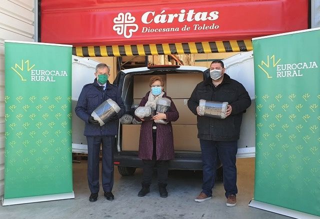 SOLIDARIDAD | Eurocaja Rural entrega a Cáritas más de 200 mantas para personas sin hogar y familias