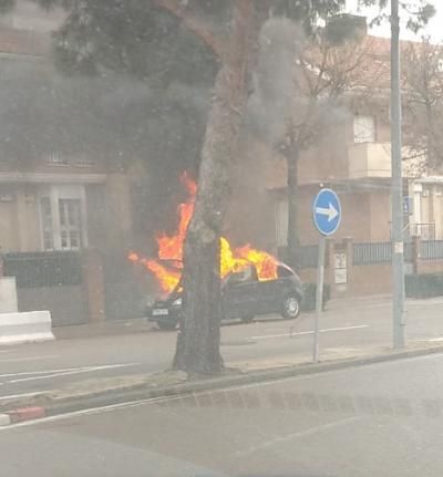 VÍDEO | Susto en Talavera por el incendio de un coche cerca de un colegio