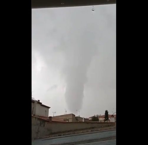 VÍDEO | Un impresionante tornado causa daños en un pueblo de Toledo