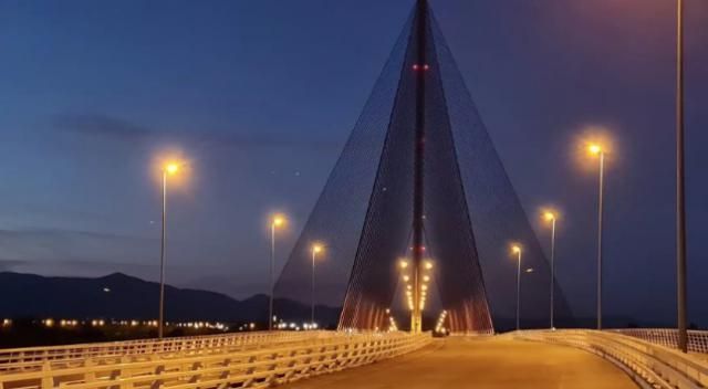 Vuelve la luz al puente atirantado de la Ciudad de la Cerámica