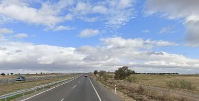 Fallece tras salirse de la A-5 y chocar su coche contra un árbol