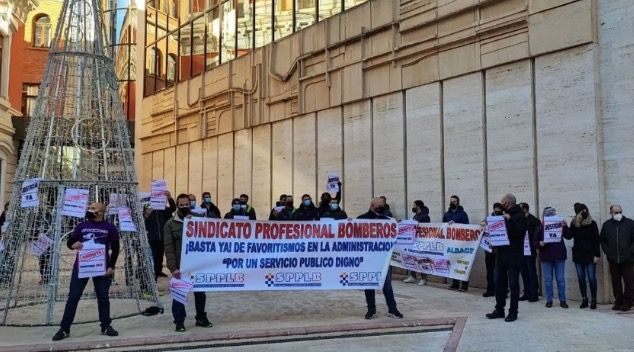 Los Bomberos protestan contra presuntas irregularidades en las oposiciones