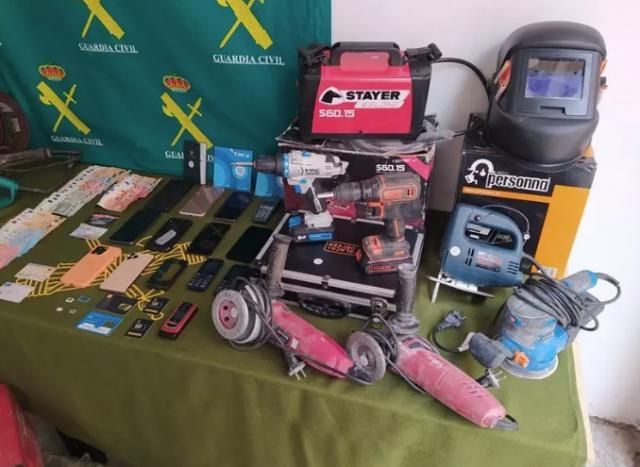 Material intervenido en la operación. - GUARDIA CIVIL