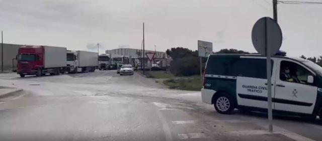 La Guardia Civil escolta a camiones desde Covap, en Pozoblanco, durante la huelga del sector de transporte de mercancías. - EUROPA PRESS