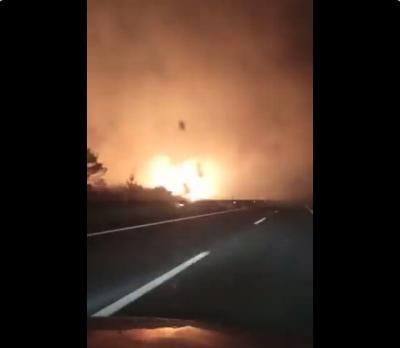 El incendio de Monfragüe salta a la A-5 y obliga a cortar la autovía