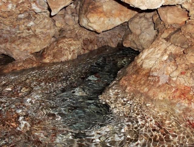 Agua pura surgiendo del interior de la tierra a través una falla