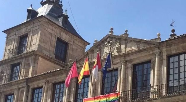 Paco Núñez defiende que PP y Vox eliminen la bandera LGTBI de Ayuntamientos