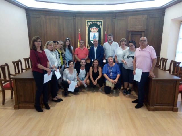 Alumnos con sus diplomas.