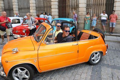 El alcalde de Toledo vive "una experiencia increíble" al volante del icónico Seat 600