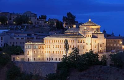 Las Cortes regionales se suman al 25N iluminando de morado su fachada