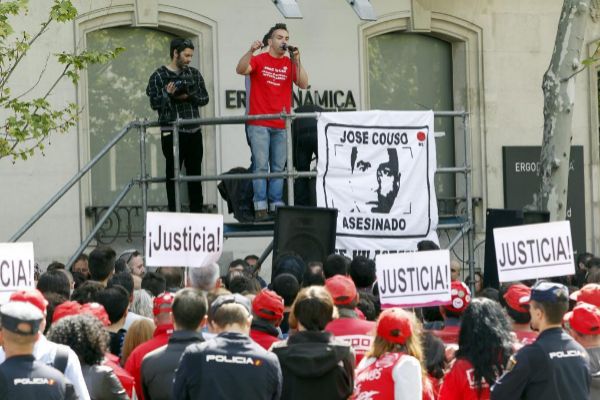 Familiares, amigos y compañeros de José Couso, concentrados frente a la embajada de EE.UU en 2014.