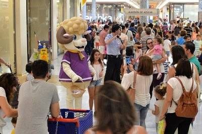 Más de 1.500 niños asisten a la fiesta de presentación de Alfi, la nueva mascota de Los Alfares