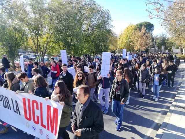 Estudiantes se manifiestan en Toledo para pedir mayor financiación para la UCLM