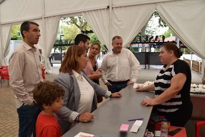 La alcaldesa de Talavera visita la caseta de Afibrotar