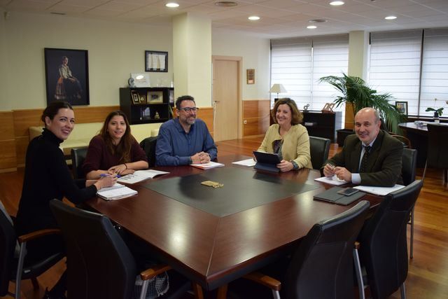 Patricia Franco se reúne con responsables de la Fundación en la sede de la Consejería.