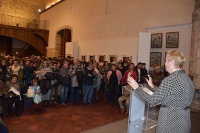 La alcaldesa comparte la “lección de vida” reflejada en las doce instantáneas de Cristina Martínez Bodas