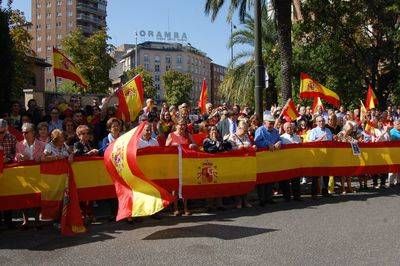 Unas 250 personas se concentran en Talavera por la "unidad de España" y en apoyo a las Fuerzas y Cuerpos del Estado (IMÁGENES)