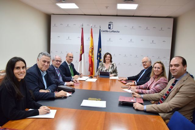 Foto de familia de los firmantes del convenio.