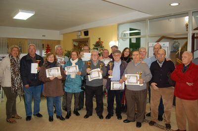 La Asociación de Jubilados y Pensionistas de Talavera entrega los trofeos del Campeonato de Subasta y Dominó