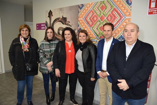 La alcaldesa pone en valor los cursos en el Centro de Formación de la Cerámica