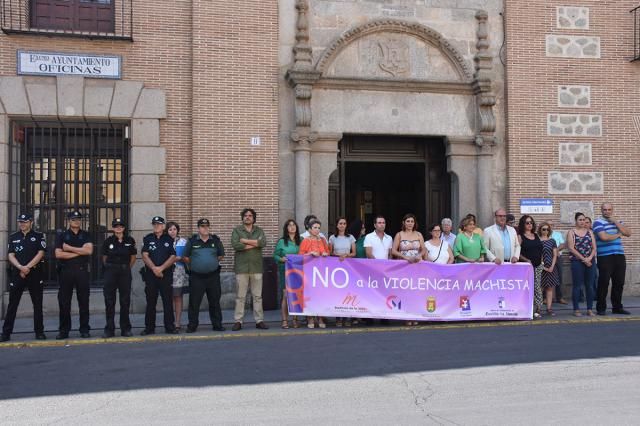 La Corporación Municipal guarda un minuto de silencio por las cinco mujeres víctimas de violencia de género del mes de agosto