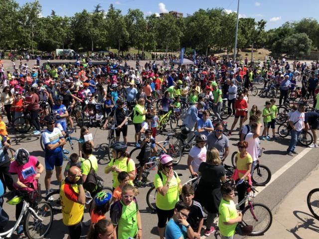 Los talaveranos celebran el Día de la Bici pedaleando por la ciudad